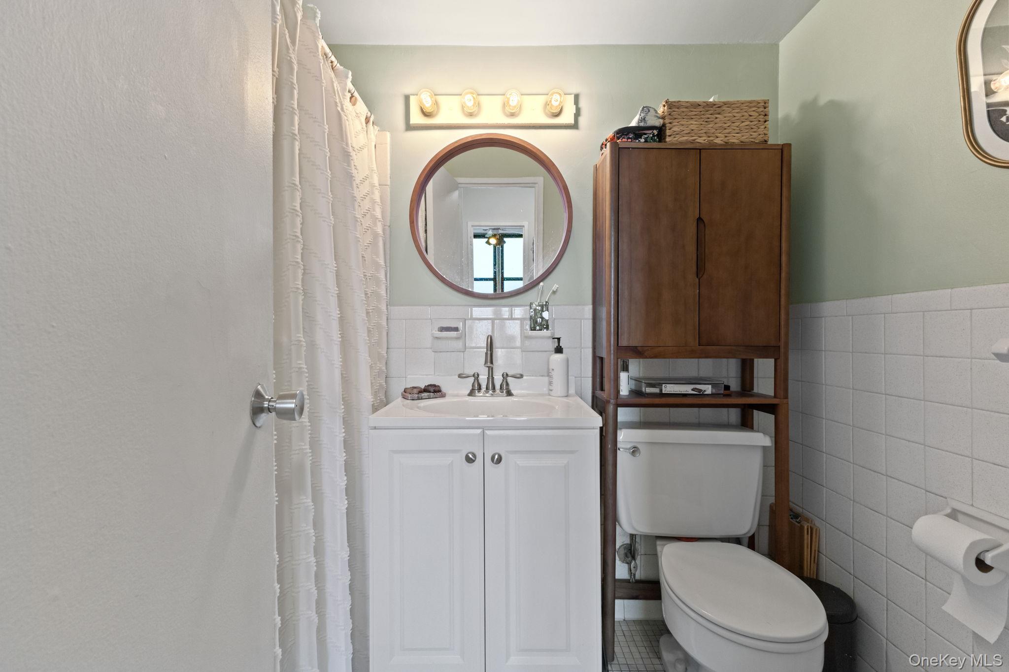 3121 Middletown Road, Unit 7L Bronx, NY 10461 - Photo 21 of 23 a bathroom with a toilet a sink and a mirror
