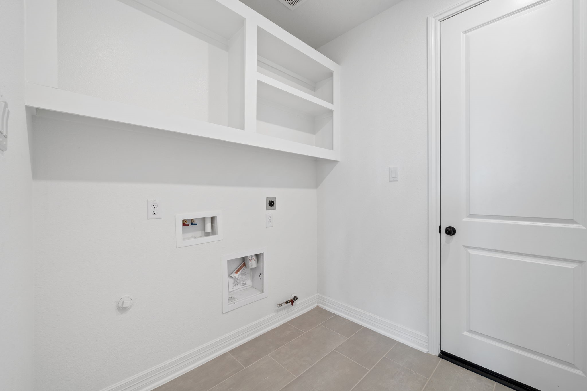 7826 Jasper Meadows Way Angleton, TX 77515 - Photo 10 of 34 a view of utility room