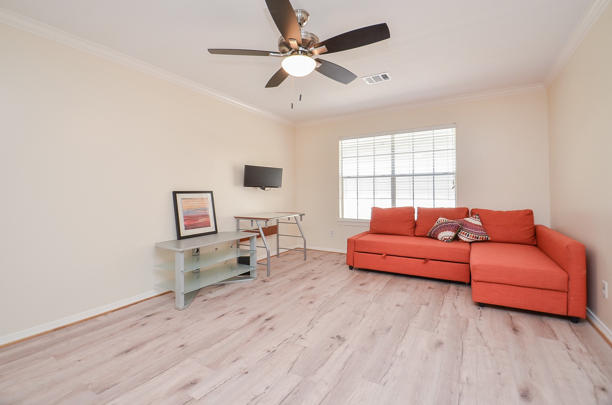 4916 Inker Street Houston, TX 77007 - Photo 20 of 36 The center of the second area showcases the bonus gameroom -- great room for TV, study, work, exercise, craft... whatever you may need!