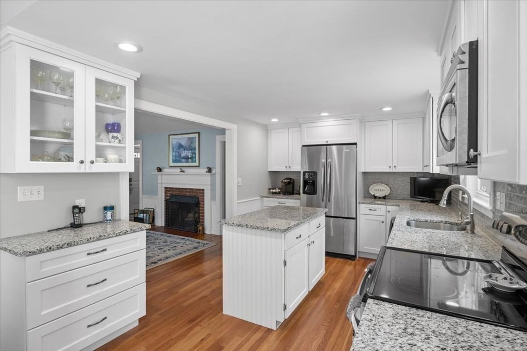 20 Hutchinson Road Walpole, MA 02081 - Photo 10 of 42 Gallery Image 10