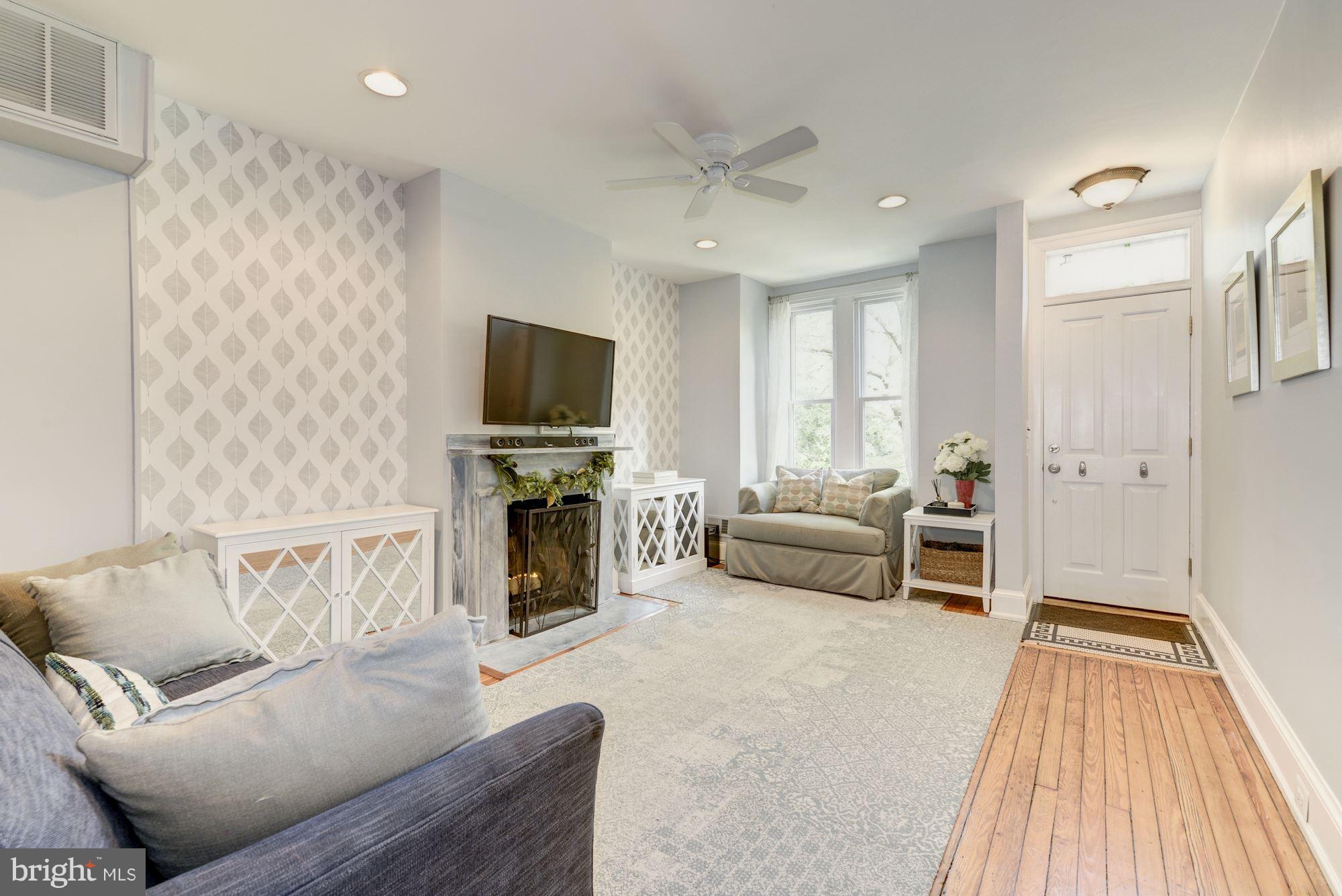 321 D Street Southeast Washington, DC 20003 - Photo 4 of 29 Instantly comfortable