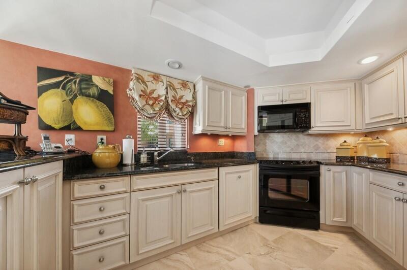 120 Southeast 5th Avenue, Unit 326 Boca Raton, FL 33432 - Photo 5 of 25 04_120SE5thAvenue326_177001_Kitchen_Flex