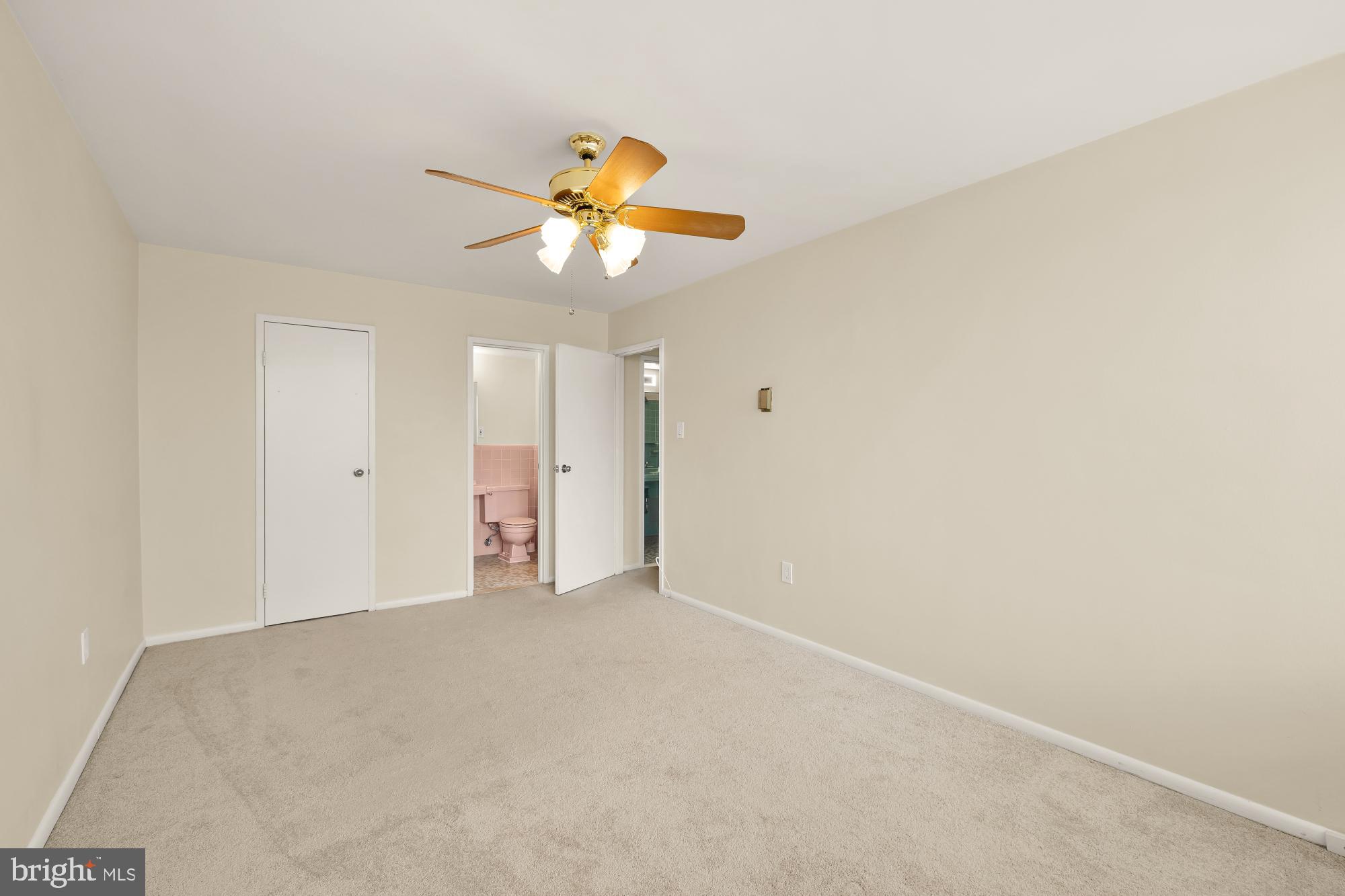 4390 Lorcom Lane, Unit 503 Arlington, VA 22207 - Photo 18 of 31 Spacious room with ceiling fan and light.