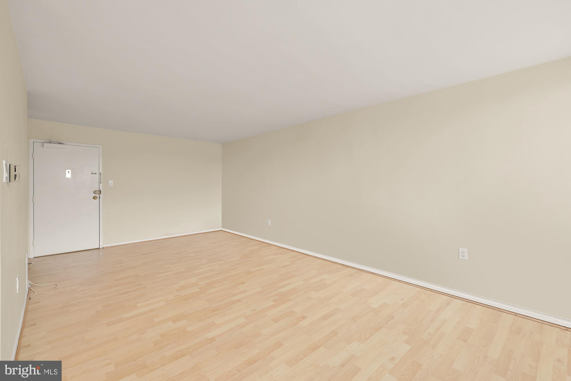4390 Lorcom Lane, Unit 503 Arlington, VA 22207 - Photo 6 of 31 Spacious, versatile living area awaits your touch.