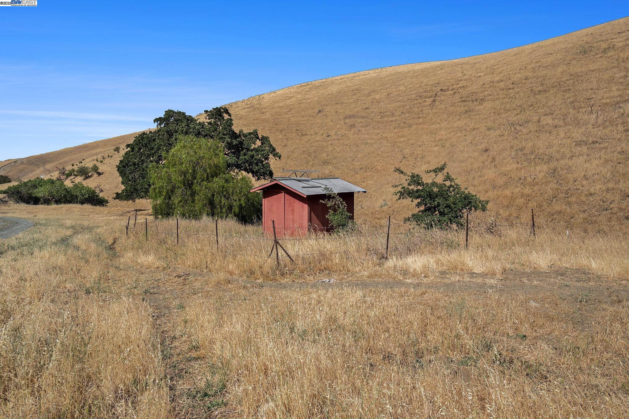 5799 Nortonville Road Pittsburg, CA 94565 - Photo 51 of 59 a view of a yard