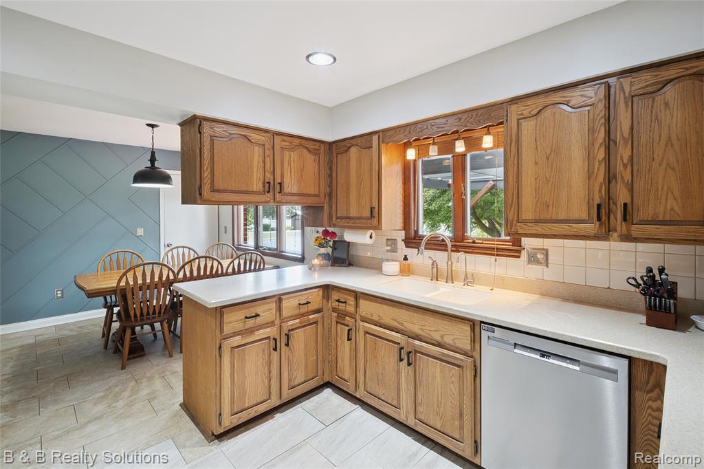 54675 Romeo Plank Road Macomb, MI 48042 - Photo 18 of 57