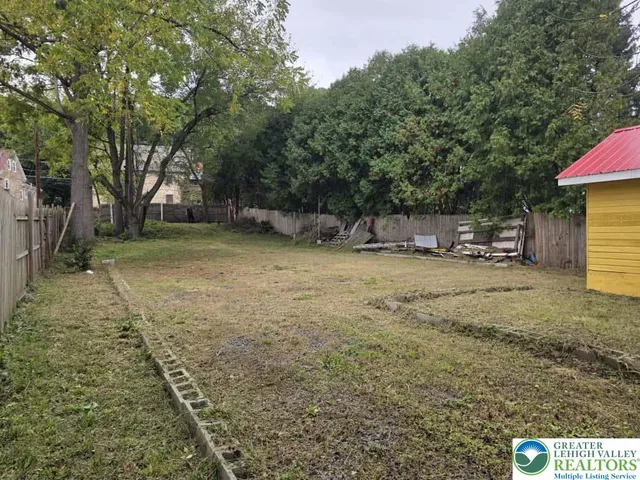 a view of a yard with a house