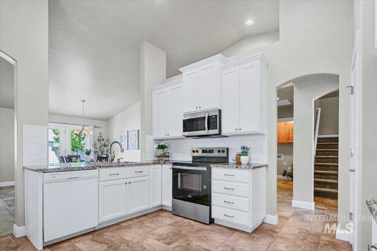 5850 West Rotherham Drive Eagle, ID 83616 - Photo 8 of 50 Tile Flooring & New Range