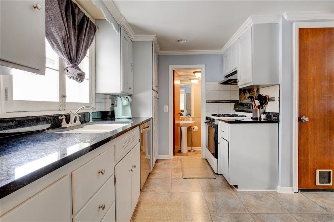 68 Simpson Road Irondequoit, NY 14617 - Photo 10 of 27