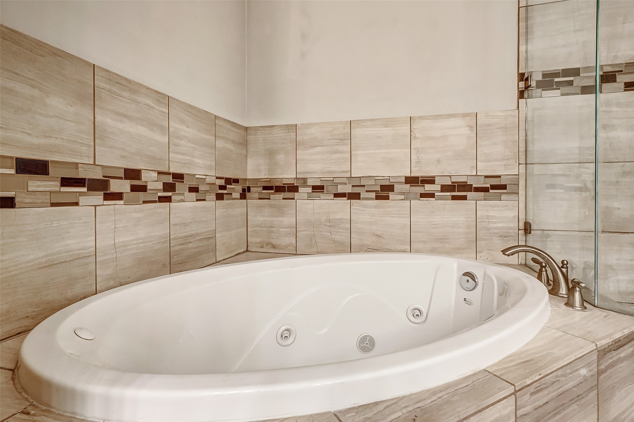 1237 West 24th Street Houston, TX 77008 - Photo 31 of 35 a bathroom with bathtub