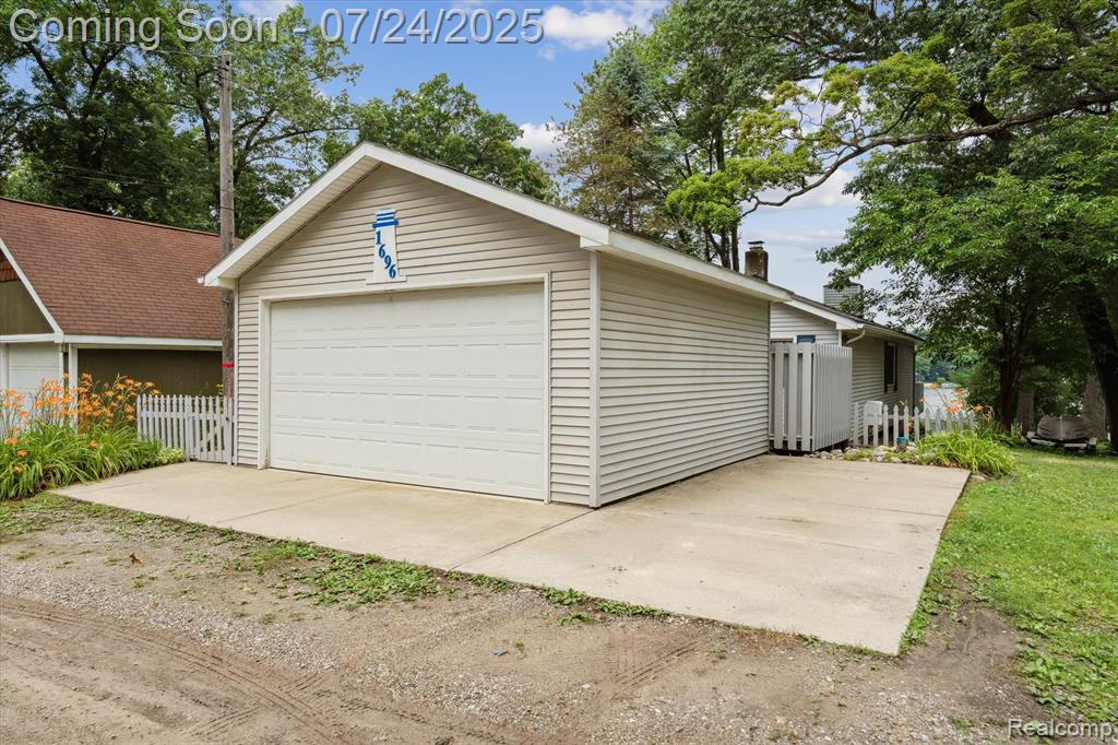 1696 Clark Lake Road Brighton, MI 48114 - Photo 6 of 58