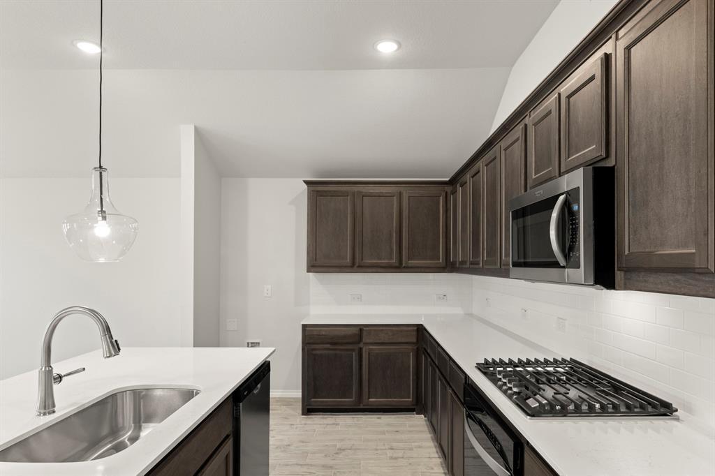 114 Bandit Trail Terrell, TX 75160 - Photo 6 of 27 10. 114 Bandit - Kitchen (4)