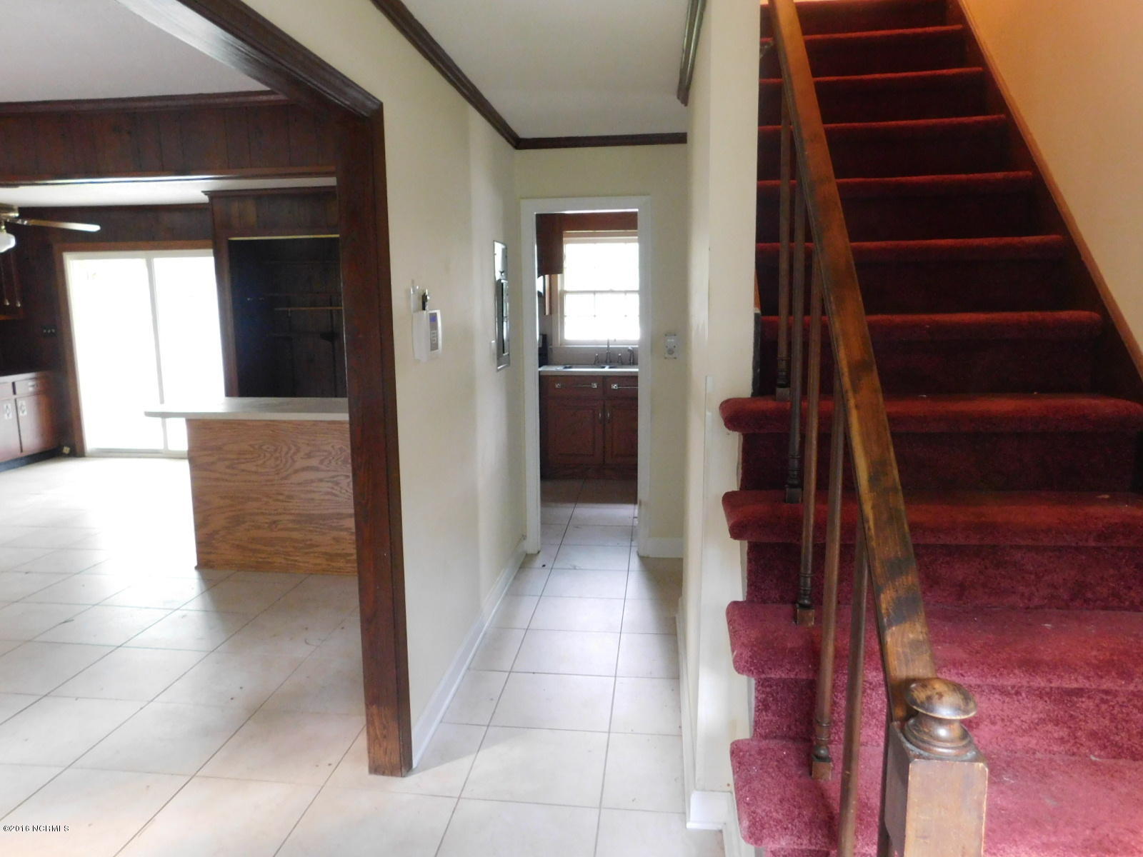 817 Cox Road Washington, NC 27889 - Photo 5 of 27 27 FOYER