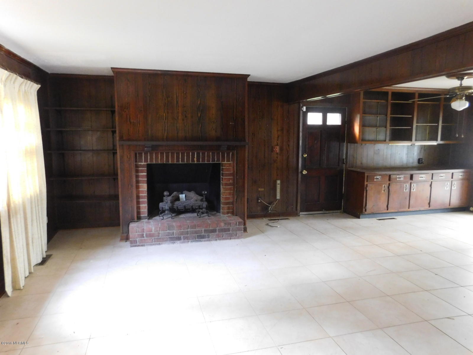 817 Cox Road Washington, NC 27889 - Photo 6 of 27 28 LIVNGROOM