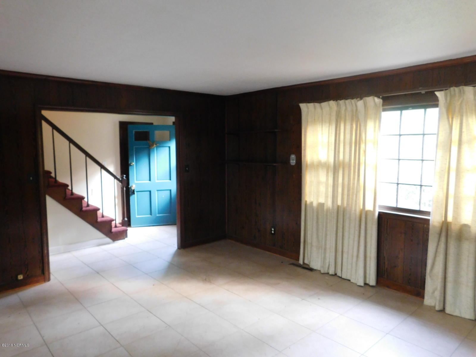 817 Cox Road Washington, NC 27889 - Photo 7 of 27 31 LIVINGROOM
