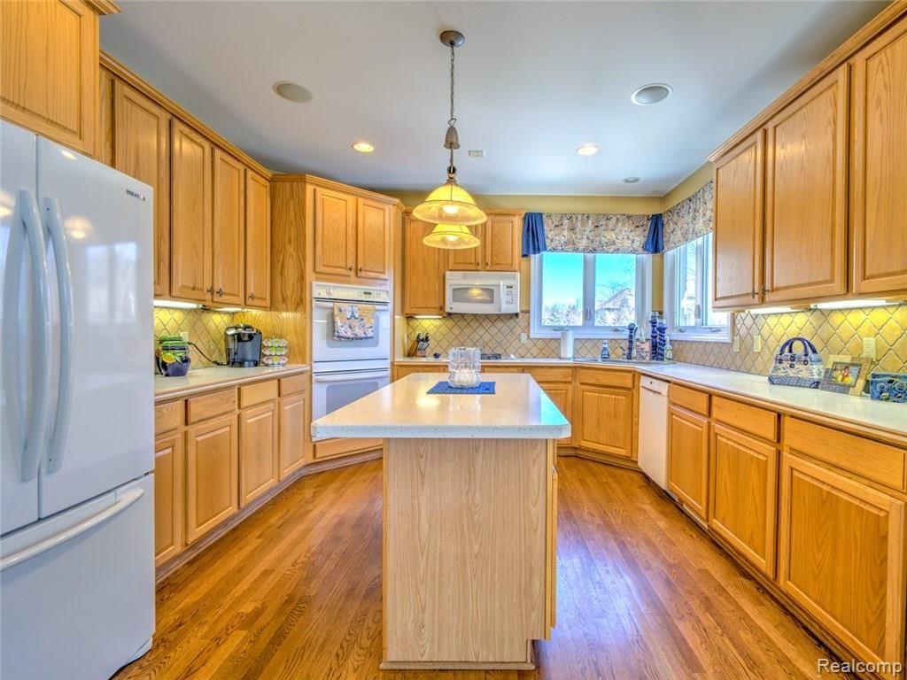 3903 Fawn Drive Rochester, MI 48306 - Photo 23 of 77 kitchen4.jpg