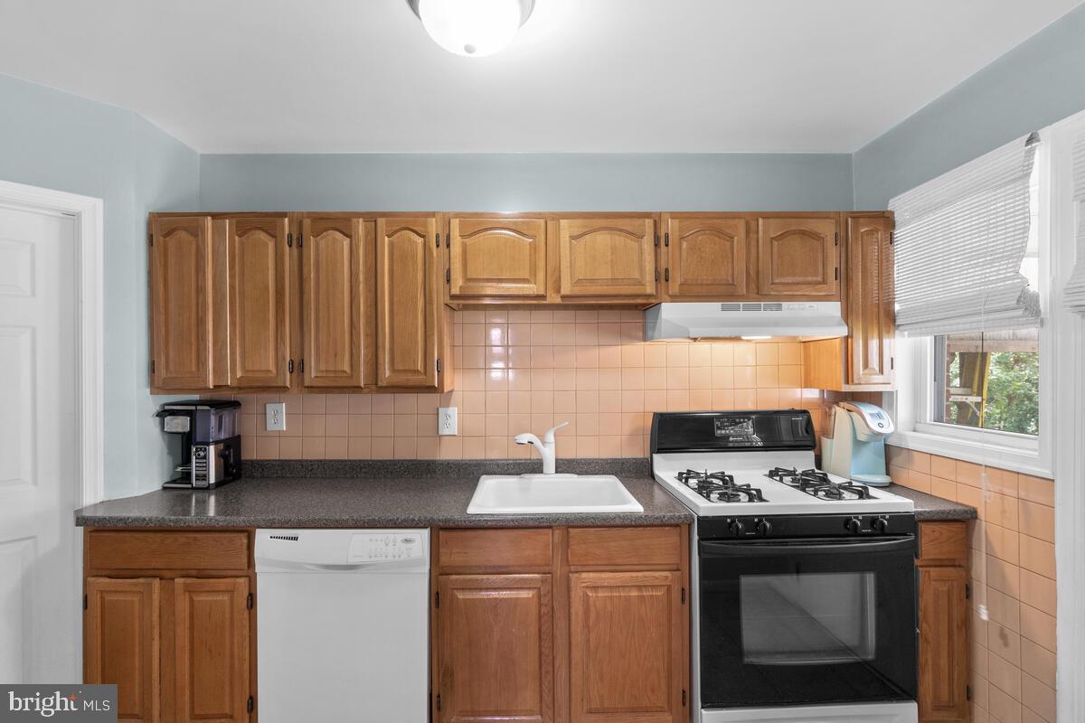 8534 Oak Road Parkville, MD 21234 - Photo 9 of 42