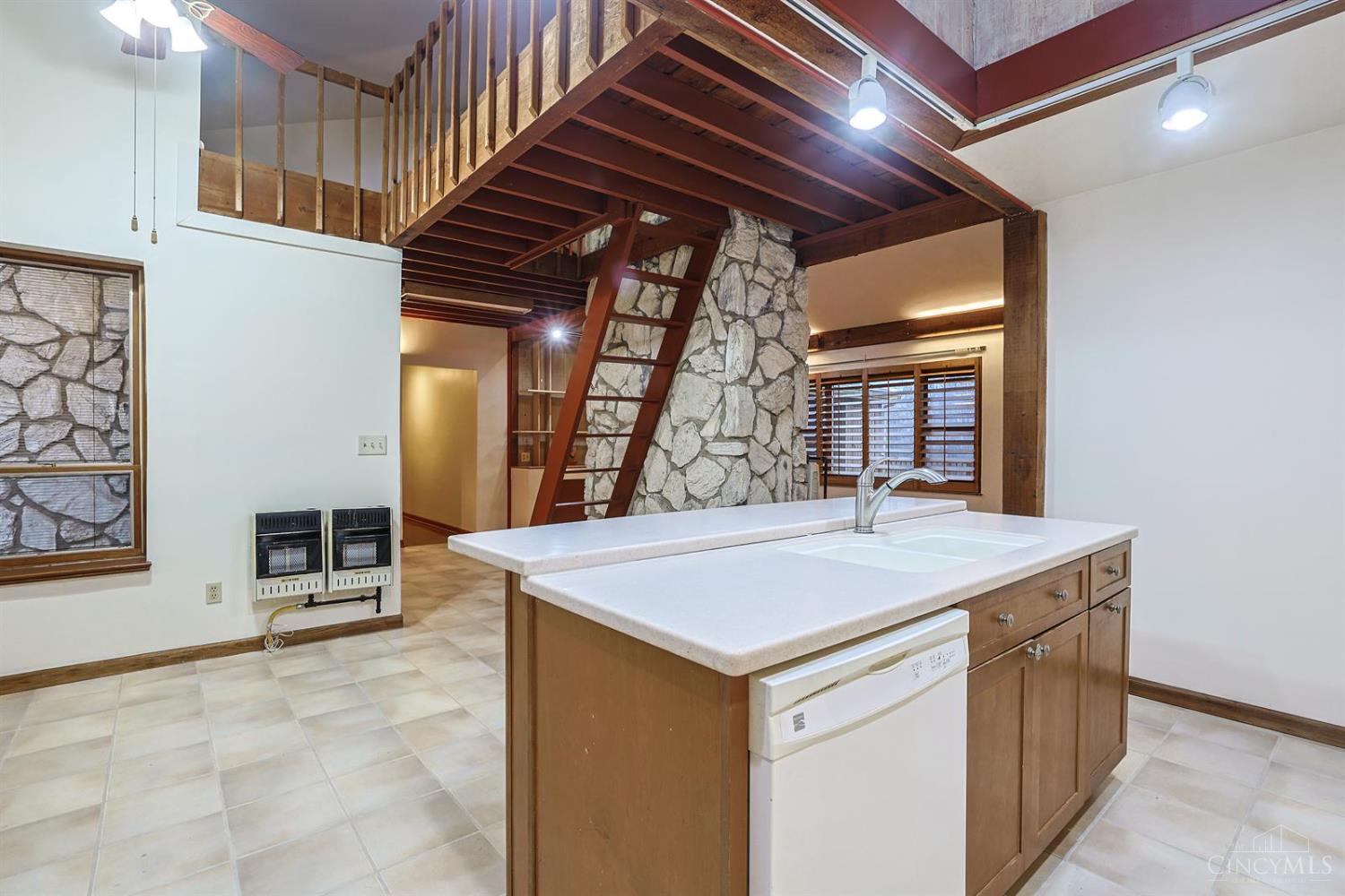 8877 Wuest Road Cincinnati, OH 45251 - Photo 15 of 64