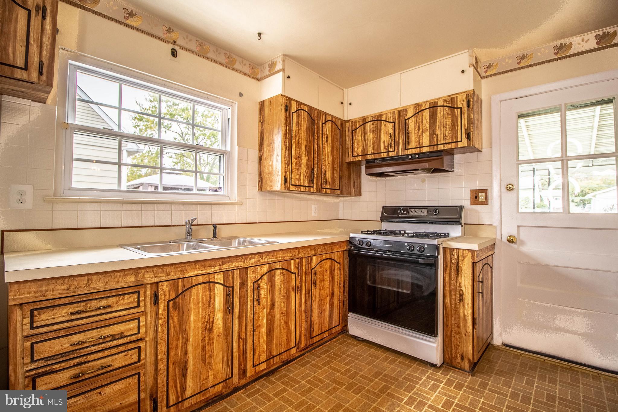 1213 Canberwell Road Baltimore, MD 21228 - Photo 11 of 30 Kitchen