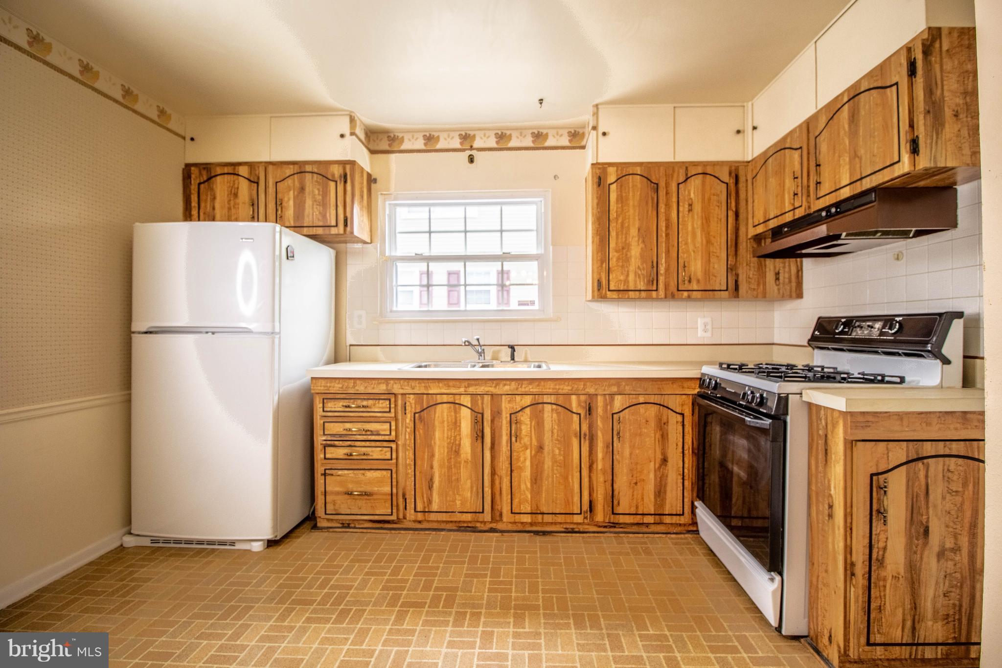 1213 Canberwell Road Baltimore, MD 21228 - Photo 10 of 30 Kitchen