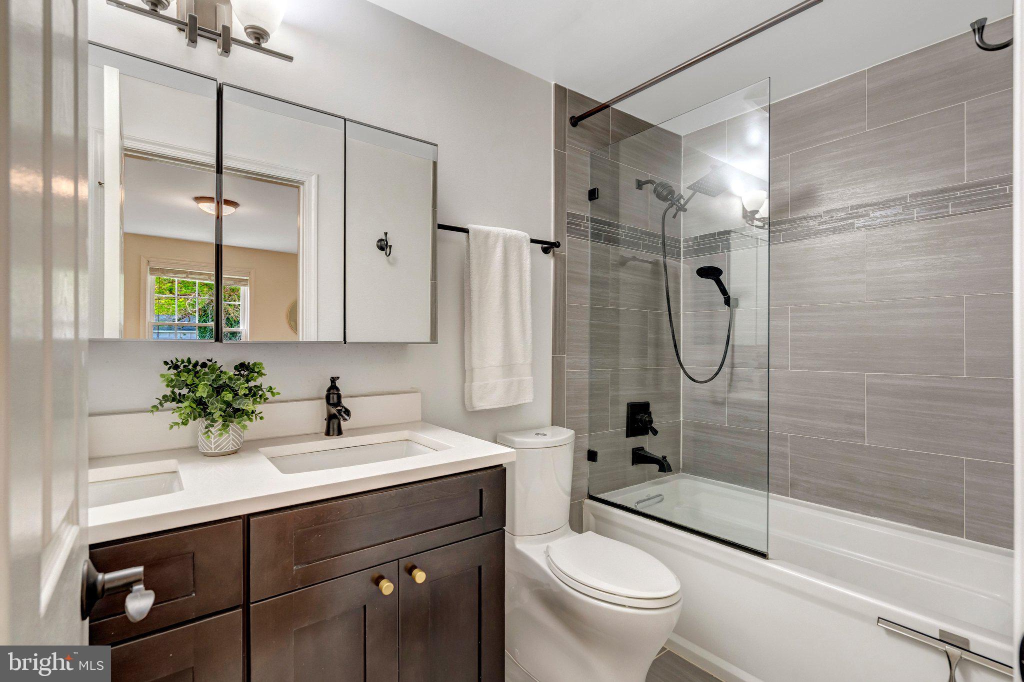 11520 Popes Head Road Fairfax, VA 22030 - Photo 19 of 46 LOVELY primary bath too!