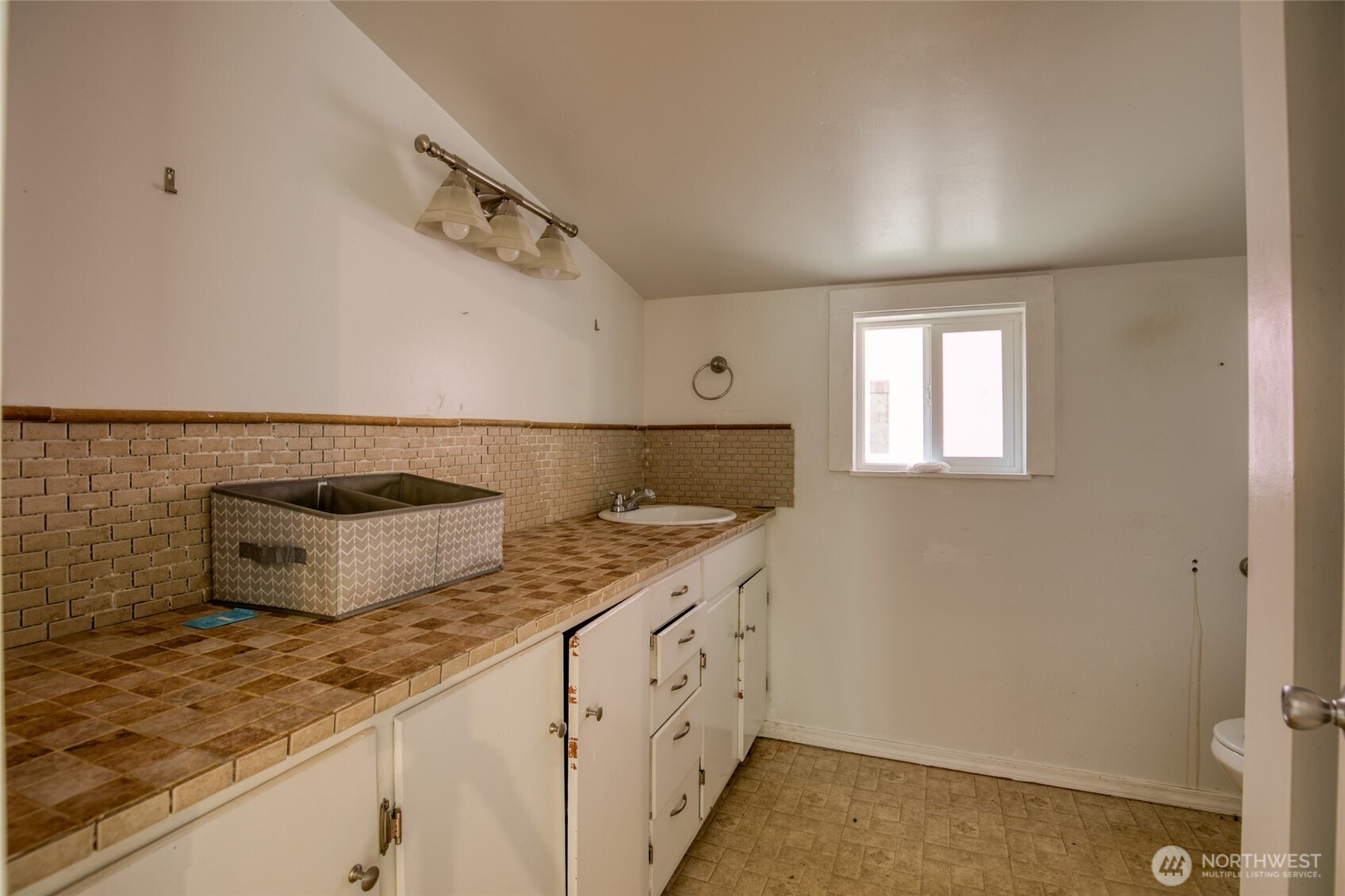 763 Geissler Road Montesano, WA 98563 - Photo 27 of 31 a kitchen with stainless steel appliances granite countertop a sink and a stove