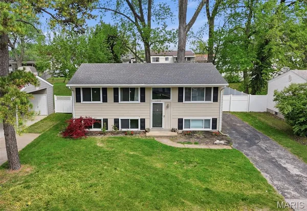 $285,000 | 11959 Brookmont Drive, Maryland Heights, MO 63043