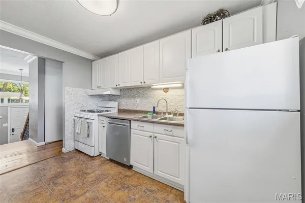 $285,000 | 11959 Brookmont Drive, Maryland Heights, MO 63043