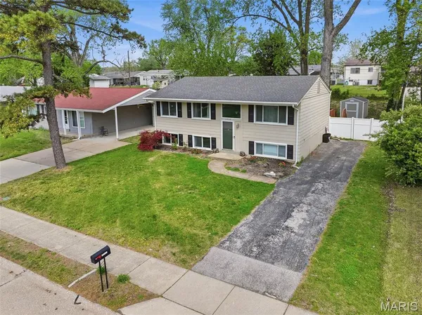 $285,000 | 11959 Brookmont Drive, Maryland Heights, MO 63043