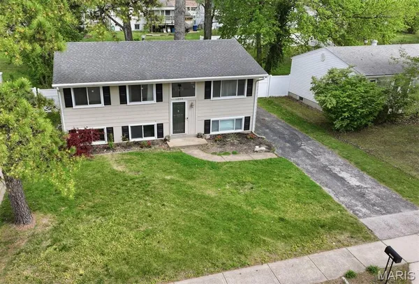 $285,000 | 11959 Brookmont Drive, Maryland Heights, MO 63043