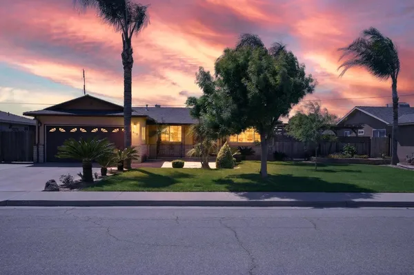 $379,900 | 613 East Spruce Avenue, Lemoore, CA 93245