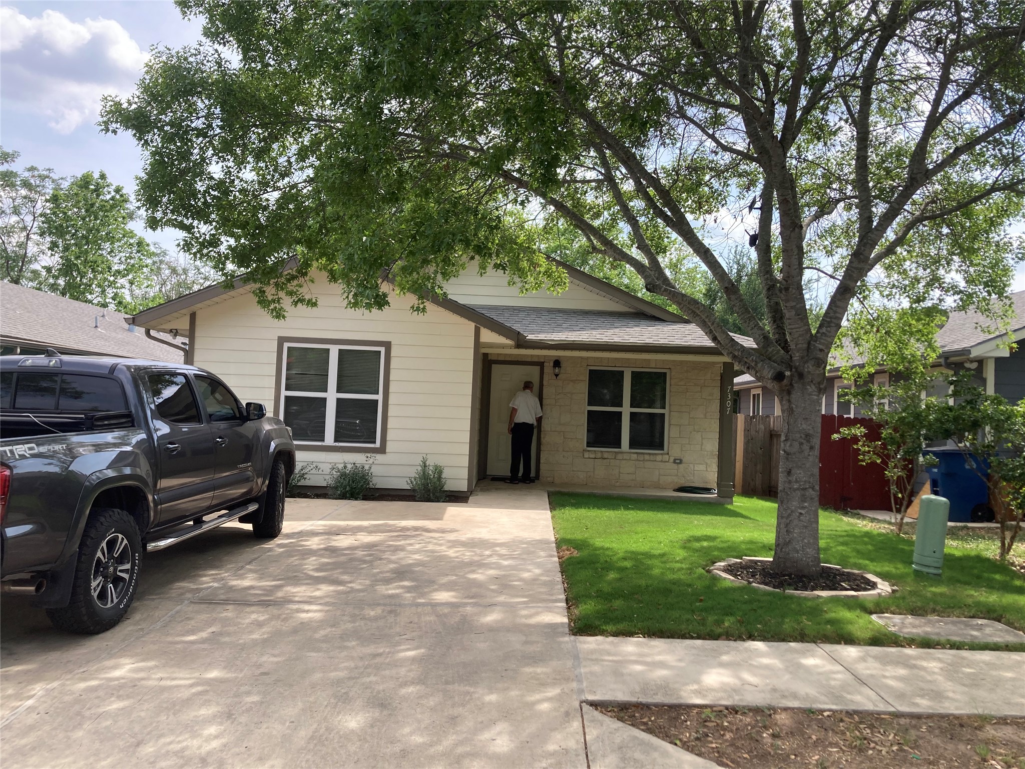 7307 Thannas Way Austin, TX 78744 - Photo 9 of 13 Single story home with a front yard