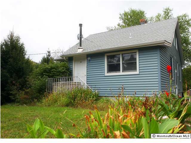 a view of house with backyard and garden