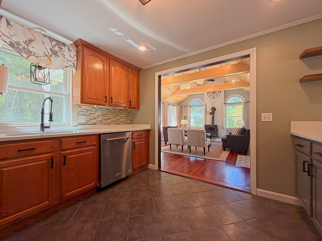 476 Pelham Road Dracut, MA 01826 - Photo 3 of 26 Gallery Image 3