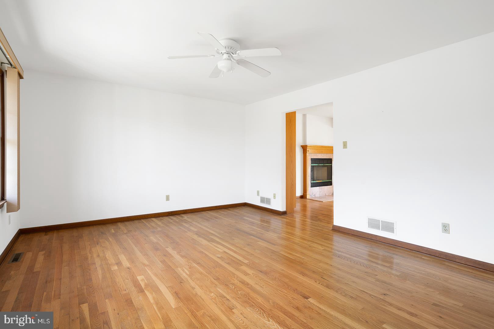 29 Penn Lyle Road Princeton Junction, NJ 08550 - Photo 3 of 21 Living room