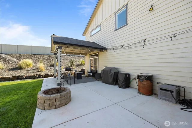 a view of a backyard with an ocean