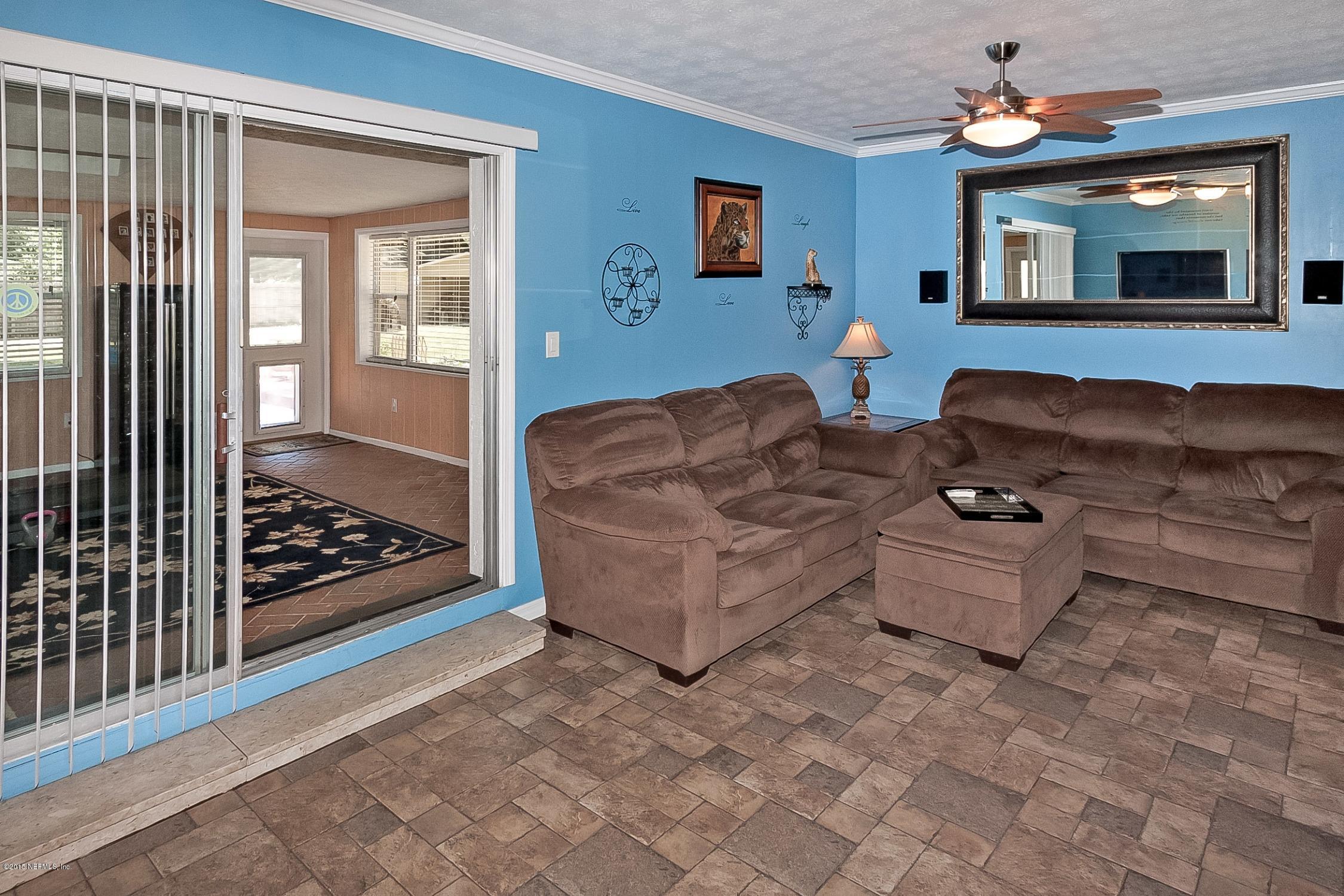 637 Vaill Point Road St. Augustine, FL 32086 - Photo 9 of 34 a living room with furniture
