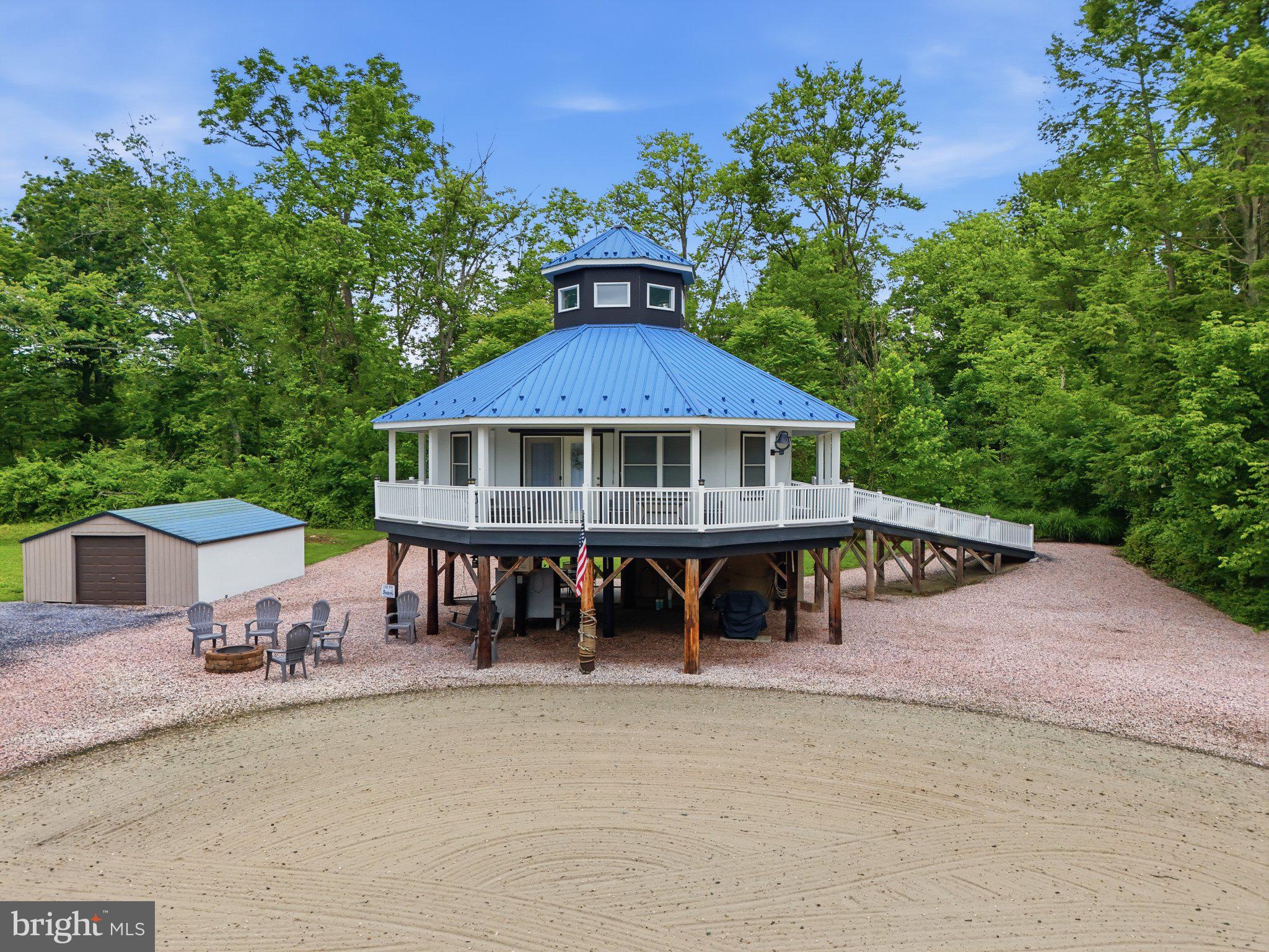 Charming round retreat in nature's embrace.