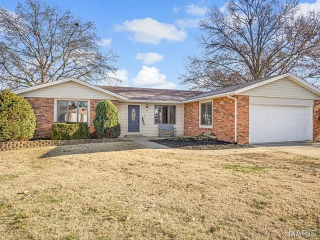 $320,000 | 312 Wedgewood Drive, Waterloo, IL 62298