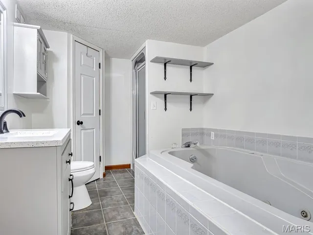 $320,000 | 312 Wedgewood Drive, Waterloo, IL 62298