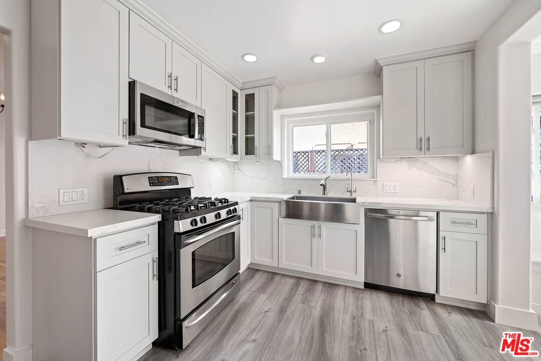 362 North Kings Road Los Angeles, CA 90048 - Photo 4 of 15 Gallery Image 4