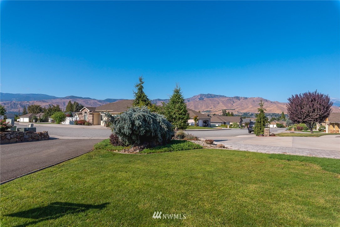 89 Springhill Drive East Wenatchee, WA 98802 - Photo 11 of 36 a view of a garden with a house