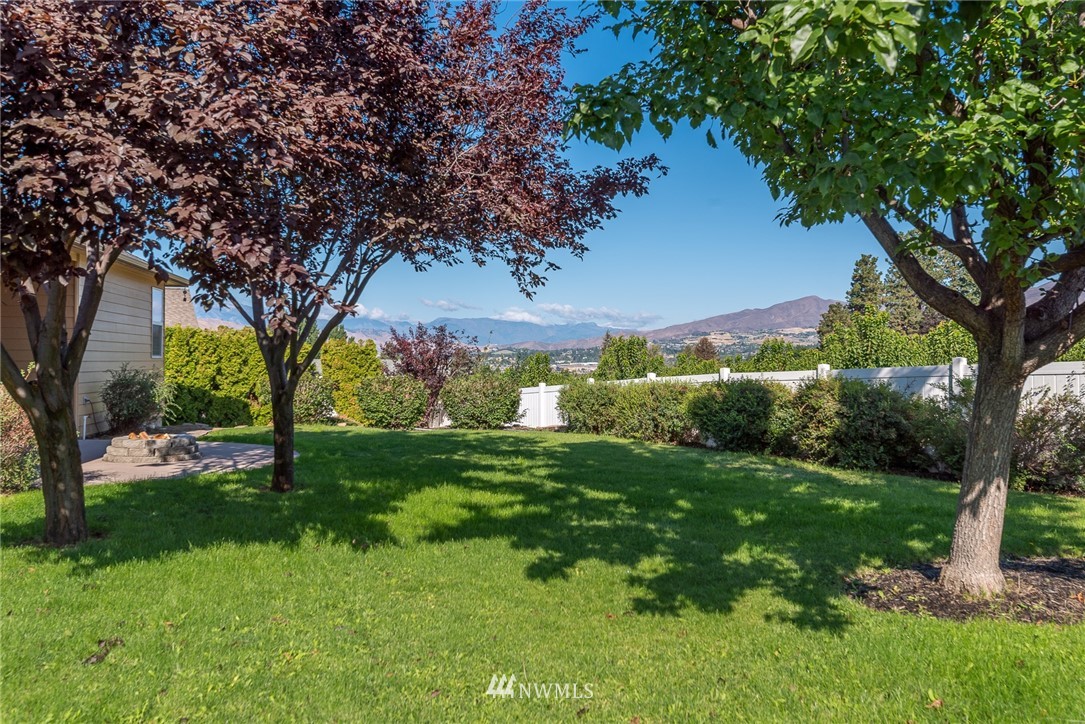 89 Springhill Drive East Wenatchee, WA 98802 - Photo 12 of 36 a view of a trees with a yard