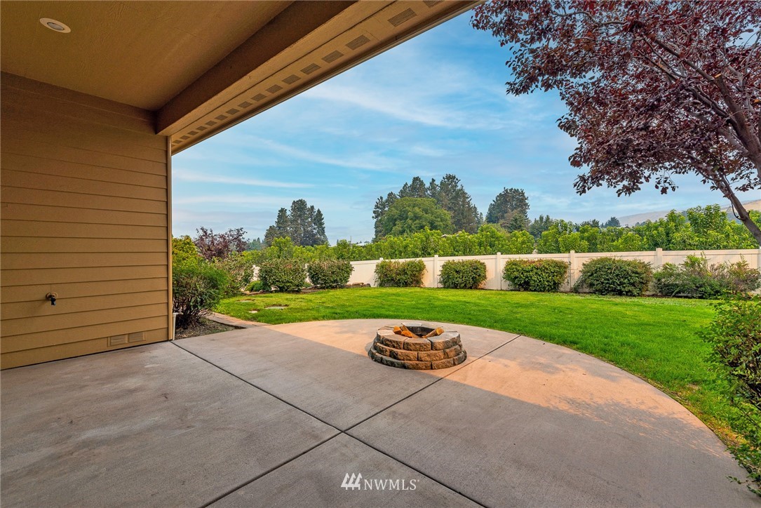 89 Springhill Drive East Wenatchee, WA 98802 - Photo 14 of 36 a view of outdoor space deck and yard