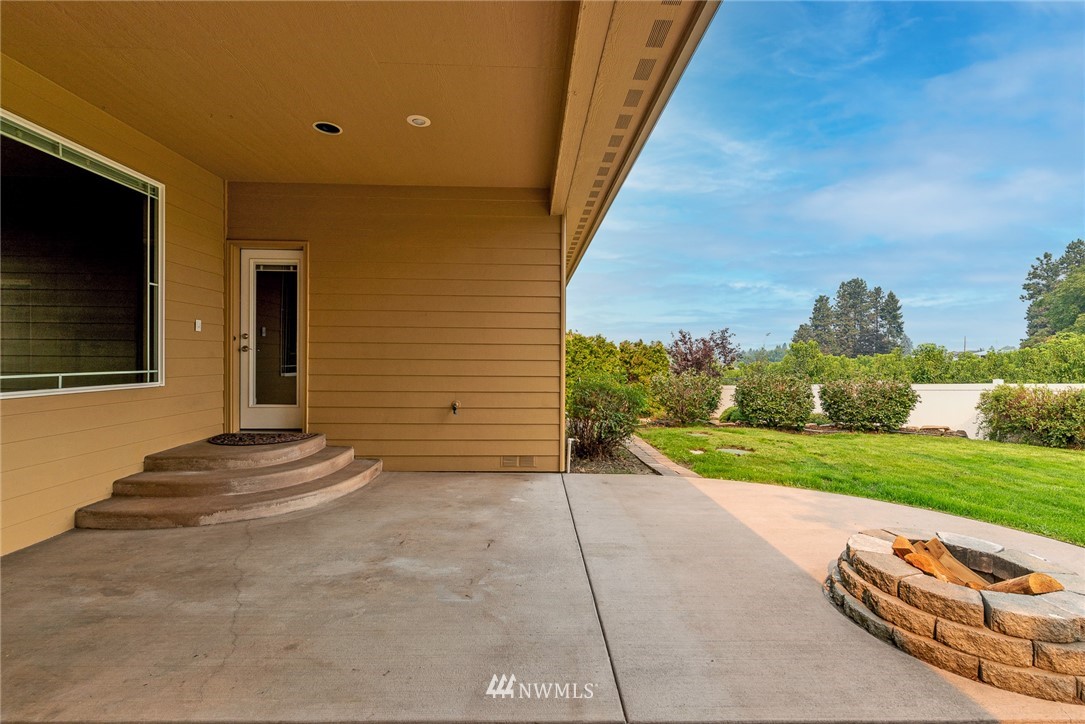 89 Springhill Drive East Wenatchee, WA 98802 - Photo 15 of 36 a view of outdoor space and yard