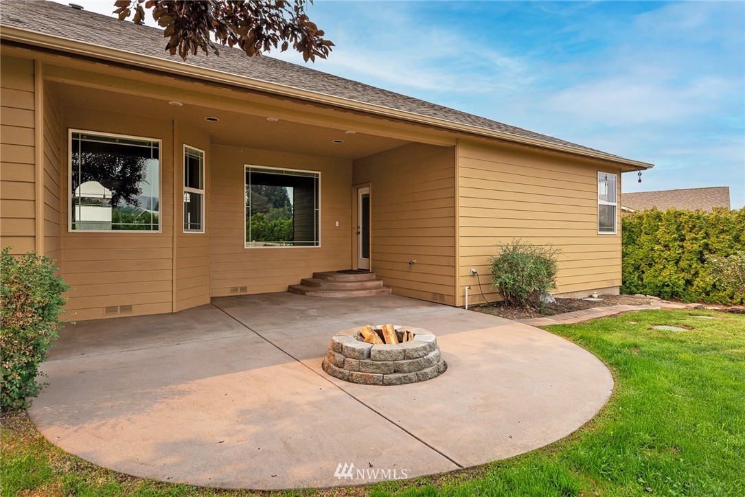 89 Springhill Drive East Wenatchee, WA 98802 - Photo 16 of 36 a view of a house with backyard
