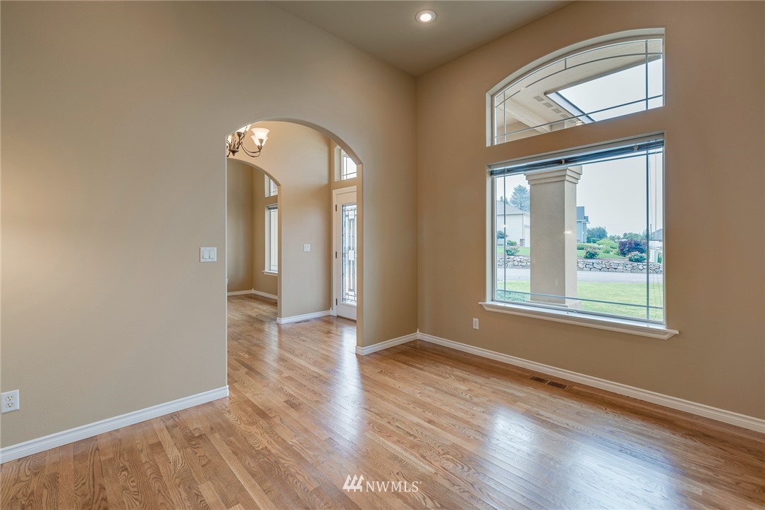 89 Springhill Drive East Wenatchee, WA 98802 - Photo 18 of 36 an empty room with wooden floor and windows