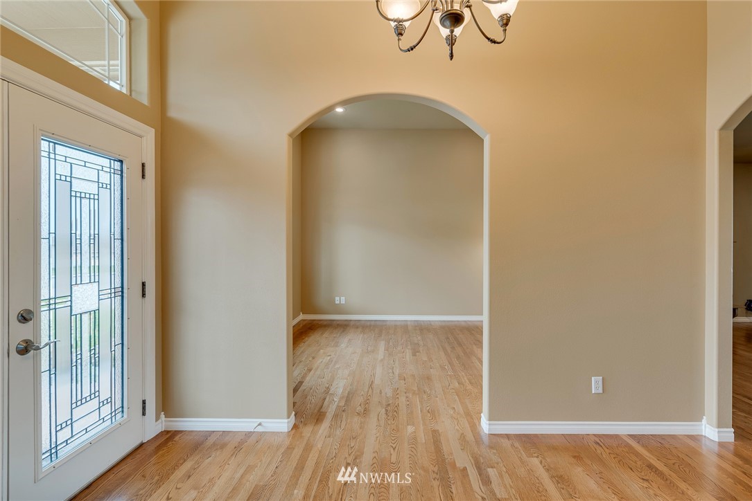 89 Springhill Drive East Wenatchee, WA 98802 - Photo 19 of 36 an empty room with wooden floor and windows