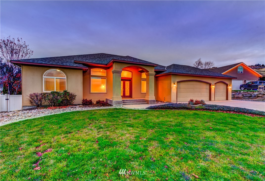 89 Springhill Drive East Wenatchee, WA 98802 - Photo 2 of 36 a front view of house with yard and outdoor seating