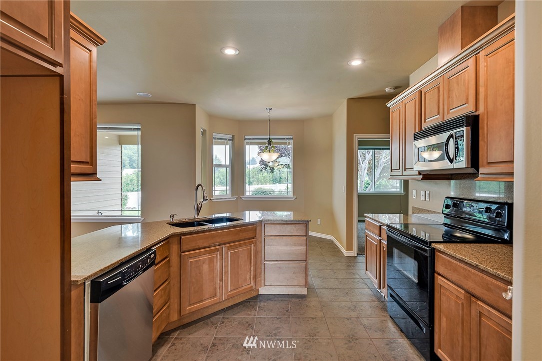 89 Springhill Drive East Wenatchee, WA 98802 - Photo 25 of 36 a kitchen with a sink stove and cabinets